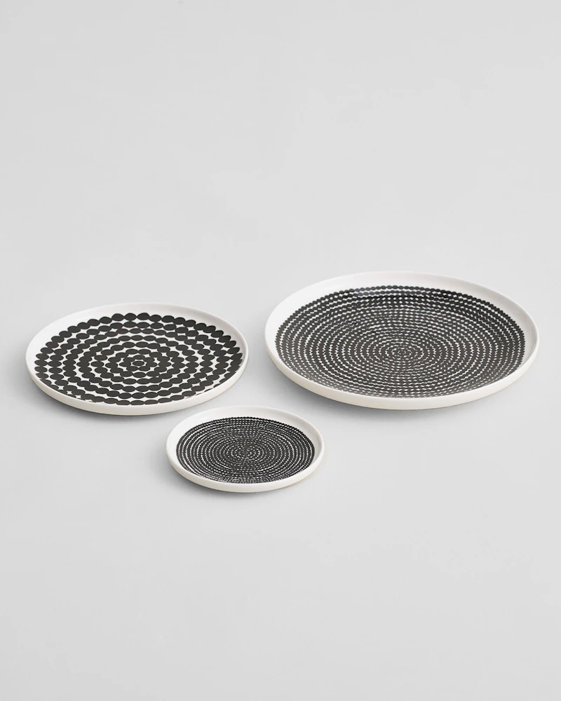 Oiva/Räsymatto Plate 25 cm from Marimekko | RoyalDesign.co.uk